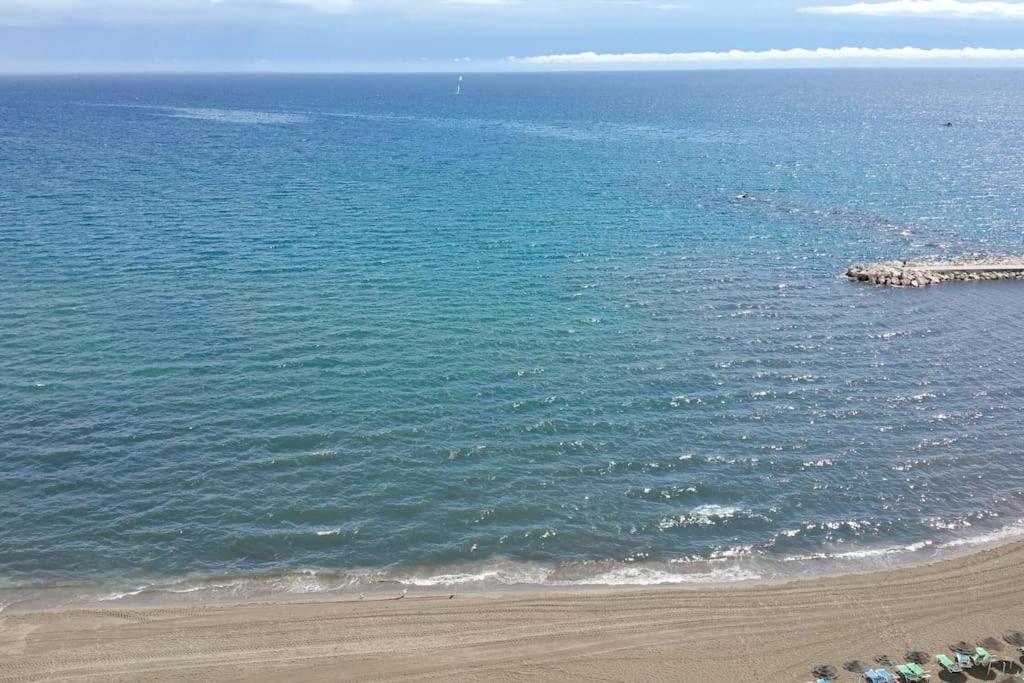 Seafront Apartment With Open-Air Heated Pool 푸엔히롤라 외부 사진